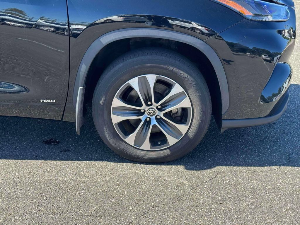 Used 2023 Toyota Highlander XLE AWD/4WD image 9