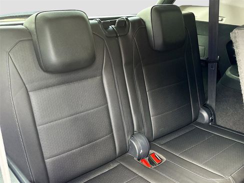 Used 2018 Volkswagen Tiguan SE w/ Front Fog Lights Package image 29