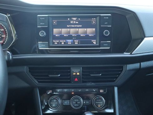 Used 2021 Volkswagen Jetta SE FWD image 34