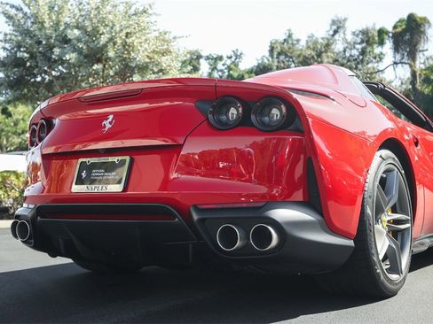 Used 2022 Ferrari 812 GTS image 16