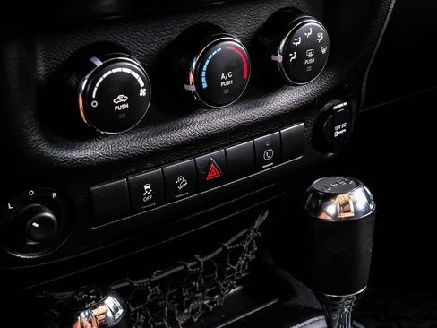 Used 2013 Jeep Wrangler Unlimited Rubicon w/ Connectivity Group AWD/4WD image 25