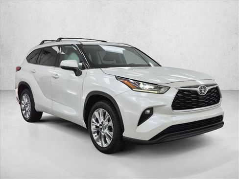 Used 2022 Toyota Highlander Limited FWD image 3