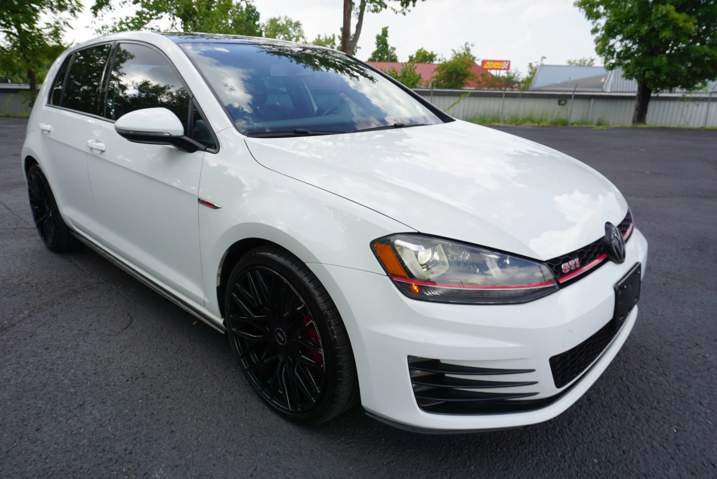 Used 2017 Volkswagen GTI SE FWD image 5
