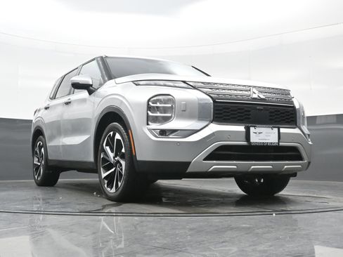 Used 2023 Mitsubishi Outlander SE image 34