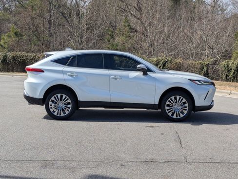 Used 2024 Toyota Venza Limited image 5