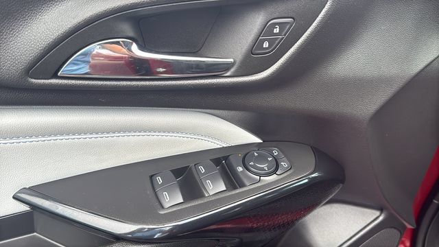 Used 2025 Chevrolet Trax LT w/ LT Convenience Package FWD image 12