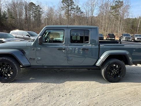 Used 2024 Jeep Gladiator Sport image 11