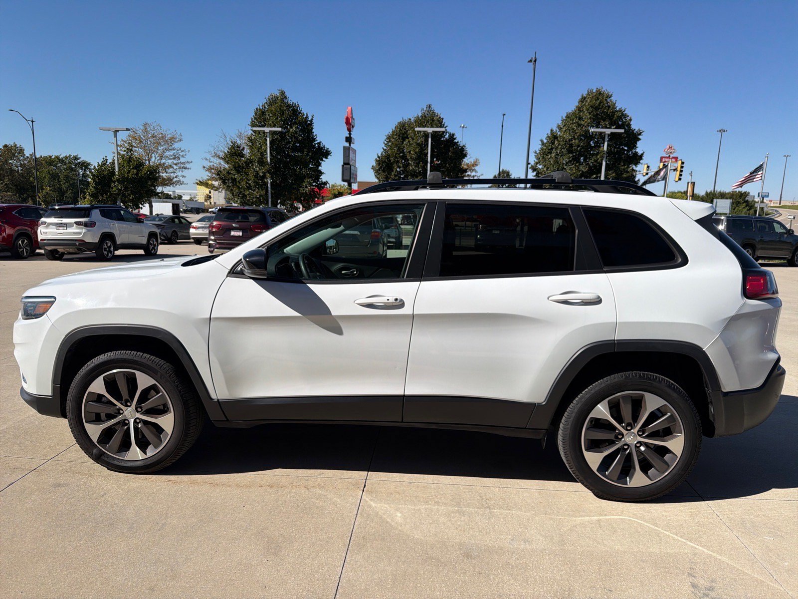 Used 2022 Jeep Cherokee Limited w/ Elite Package AWD/4WD image 5