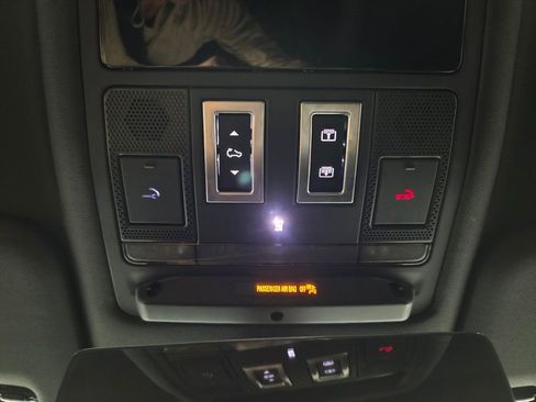 Used 2025 Land Rover Defender 130 X-Dynamic SE image 19