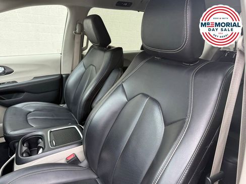 Used 2023 Chrysler Pacifica Touring-L FWD image 20