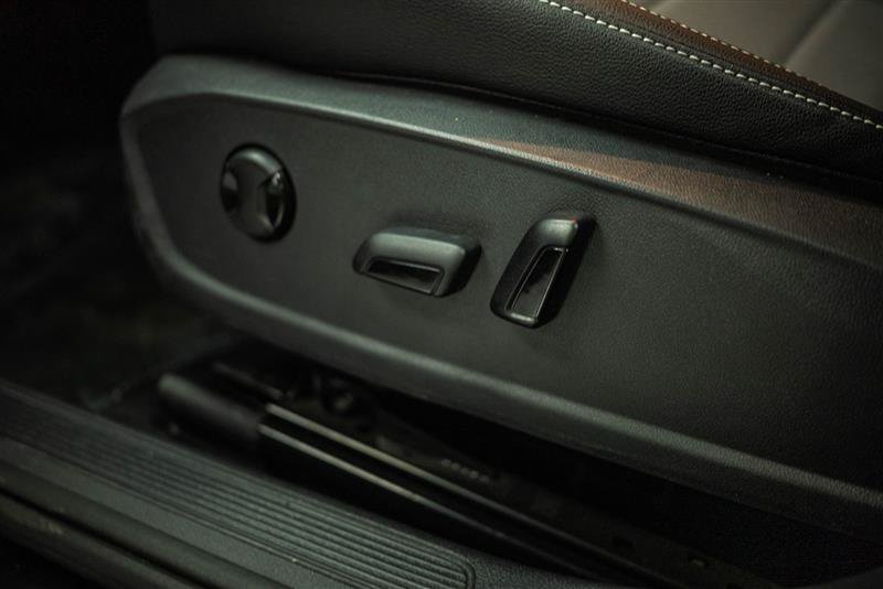 Used 2025 Volkswagen Jetta SE FWD image 16