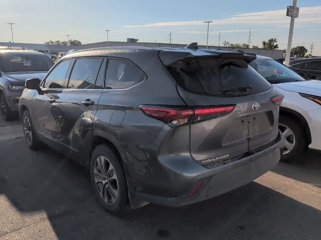 Used 2021 Toyota Highlander XLE AWD/4WD image 2