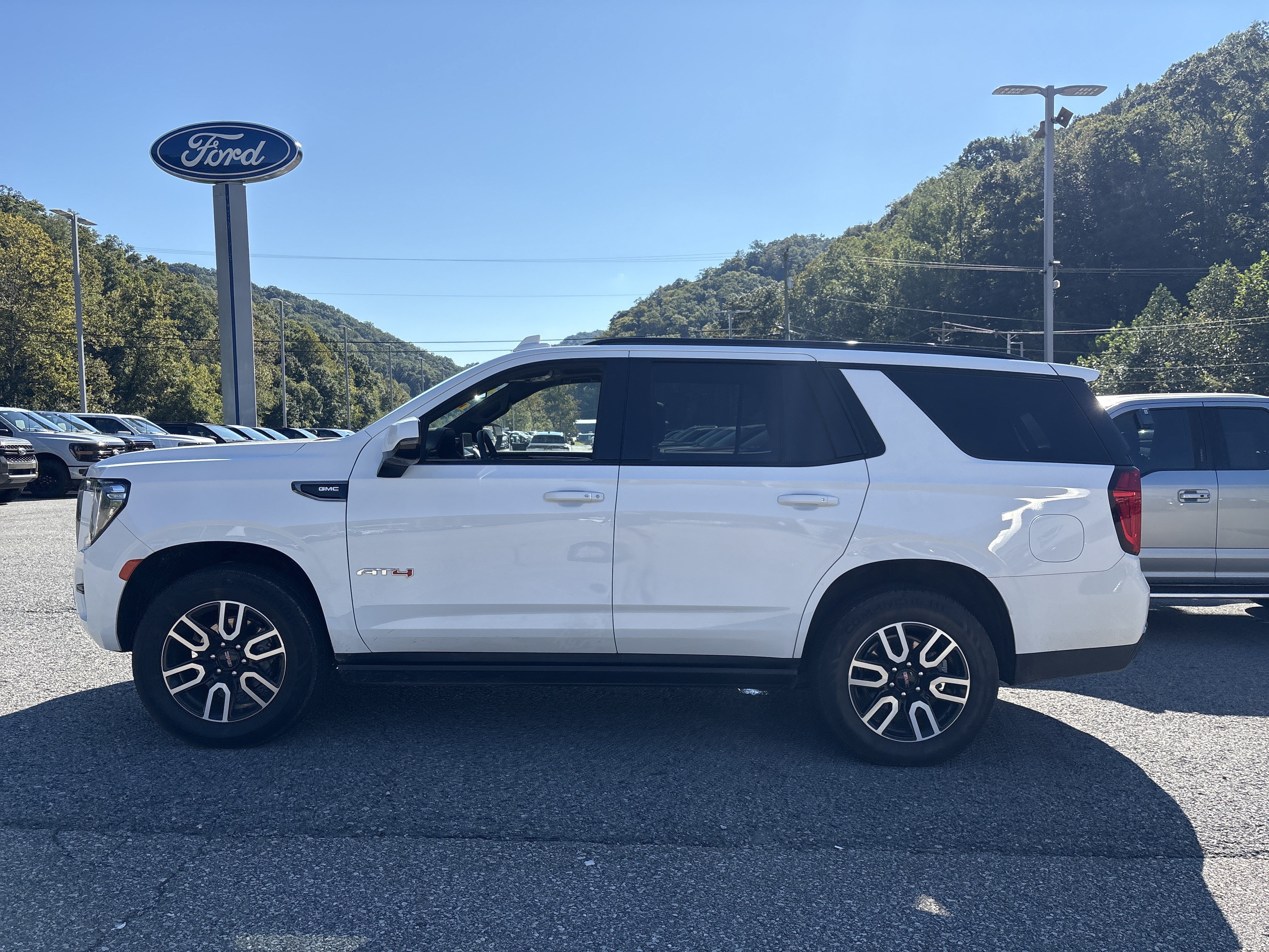 Used 2024 GMC Yukon AT4 AWD/4WD image 7