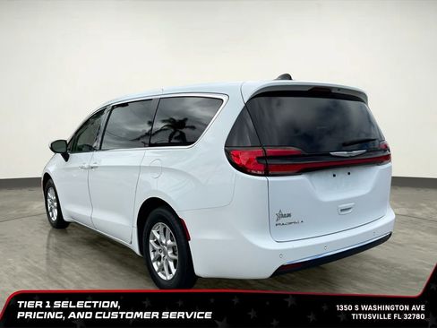 Used 2023 Chrysler Pacifica Touring-L FWD image 5