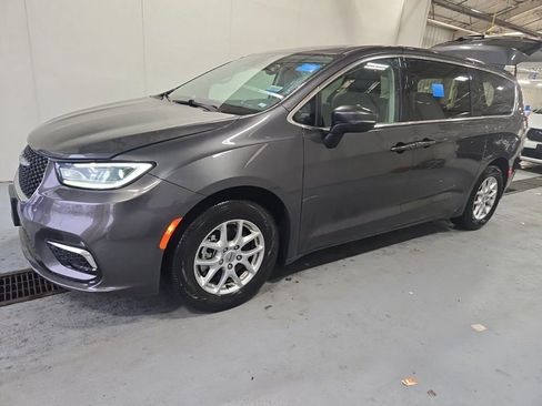 Used 2023 Chrysler Pacifica Touring-L image 2