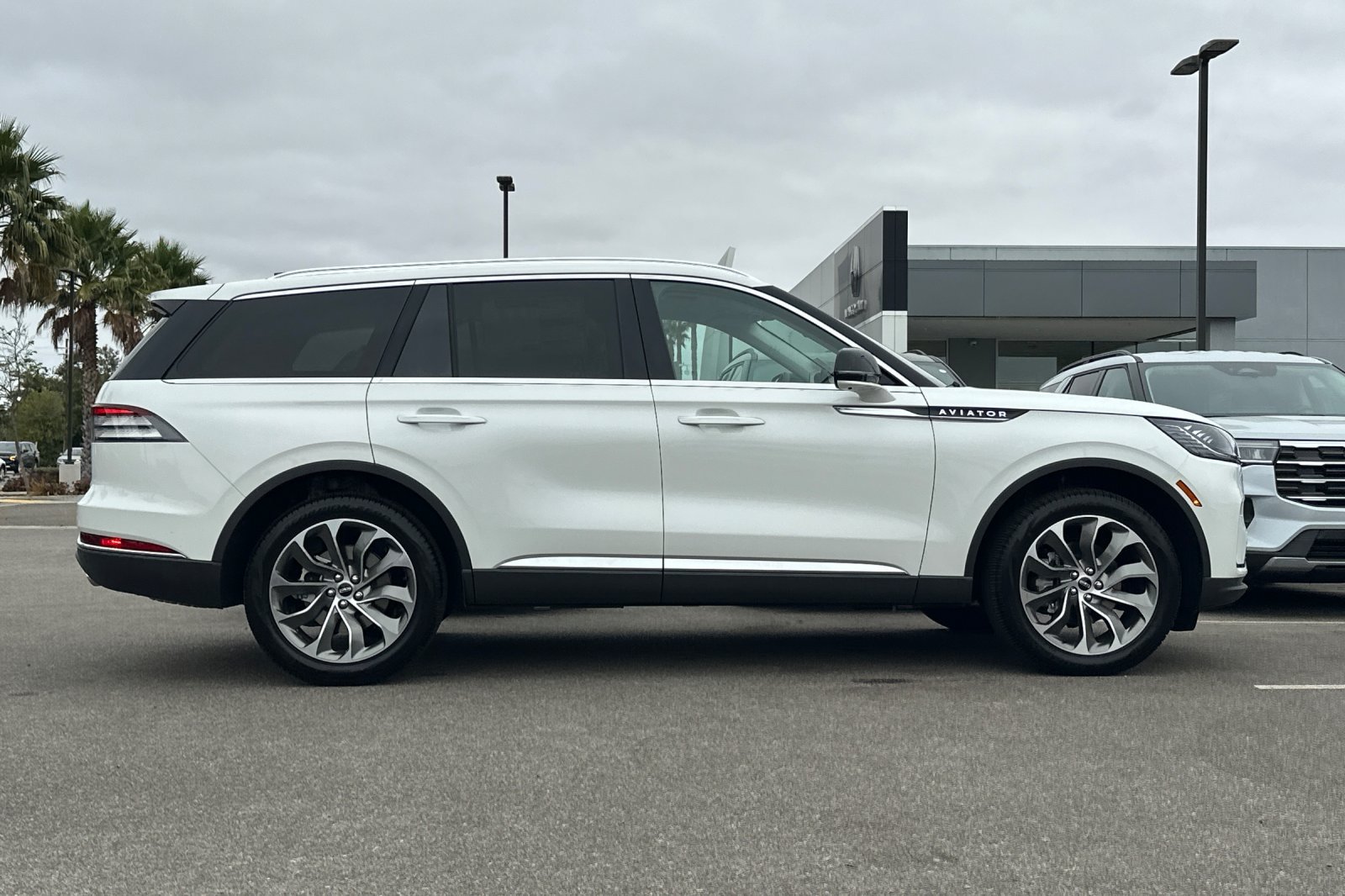 New 2026 Lincoln Aviator Reserve AWD/4WD image 2