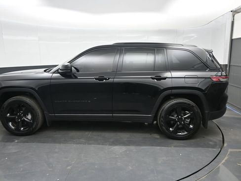 Used 2025 Jeep Grand Cherokee Limited w/ Black Appearance Package image 11