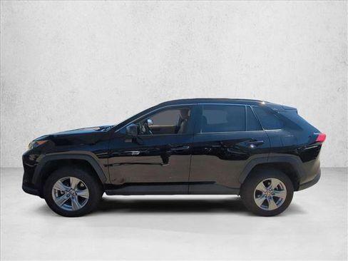 Used 2022 Toyota RAV4 LE image 9