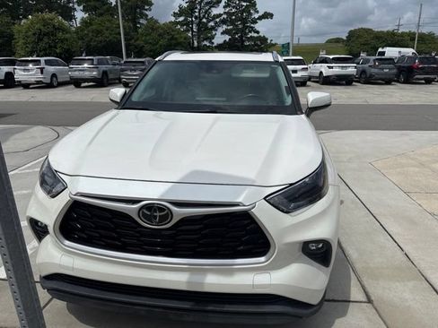 Used 2021 Toyota Highlander XLE FWD image 5