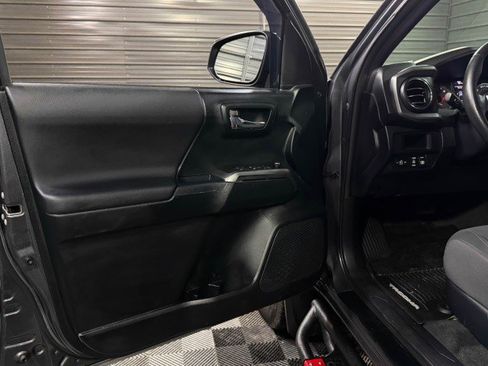 Used 2017 Toyota Tacoma TRD Sport image 32