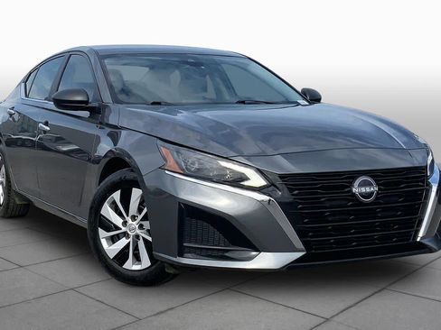 Used 2025 Nissan Altima 2.5 S FWD image 3