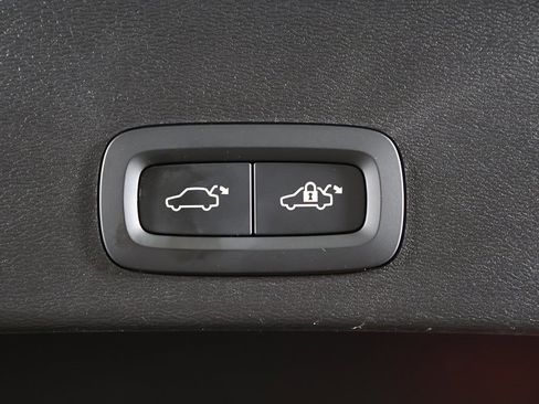 Used 2023 Volvo XC40 B5 Plus w/ Protection Package Premier image 22