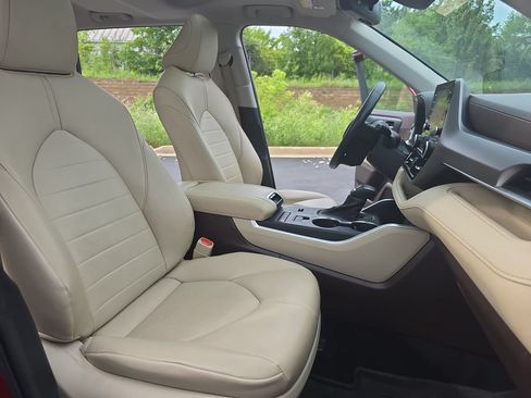 Used 2020 Toyota Highlander XLE AWD/4WD image 12