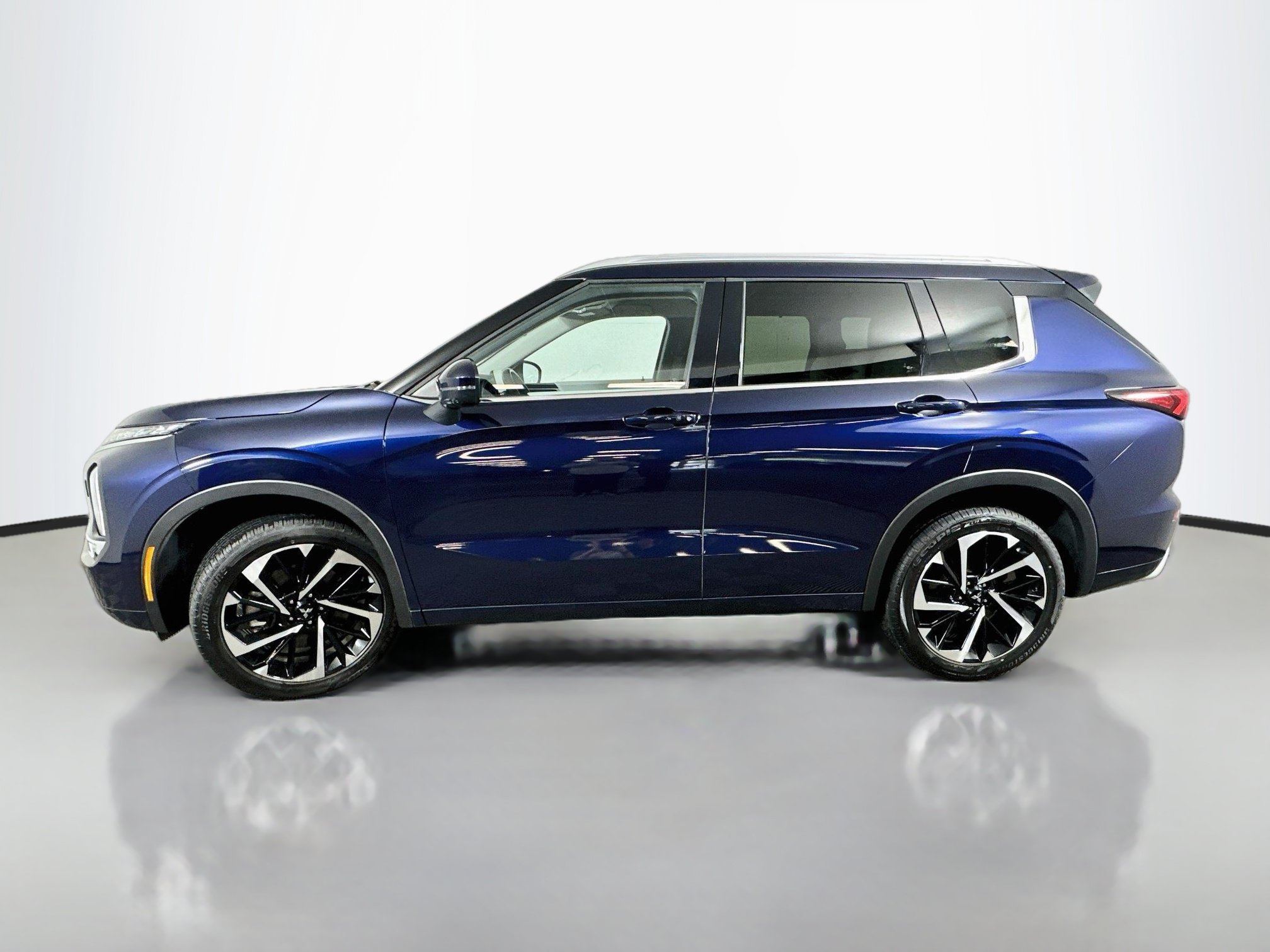 Used 2024 Mitsubishi Outlander SEL AWD/4WD image 4