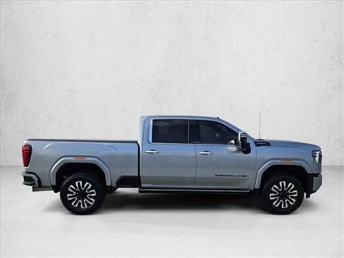 Used 2026 GMC Sierra 2500 Denali Ultimate w/ LPO, Black Badging Package AWD/4WD image 4