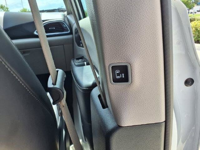 Used 2024 Chrysler Pacifica Touring-L FWD image 25