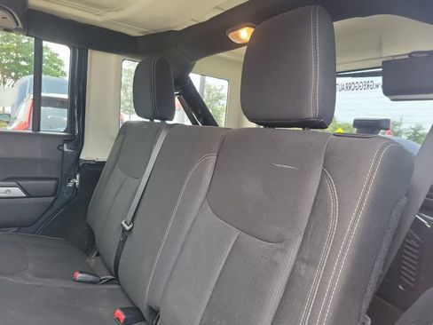 Used 2018 Jeep Wrangler Unlimited Sahara w/ Connectivity Group AWD/4WD image 26