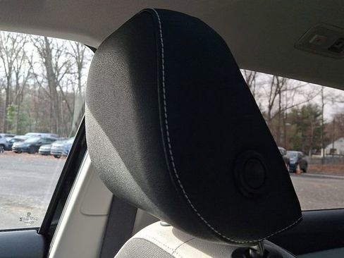 Certified 2025 Volkswagen Taos SE w/ Panoramic Sunroof Package image 16