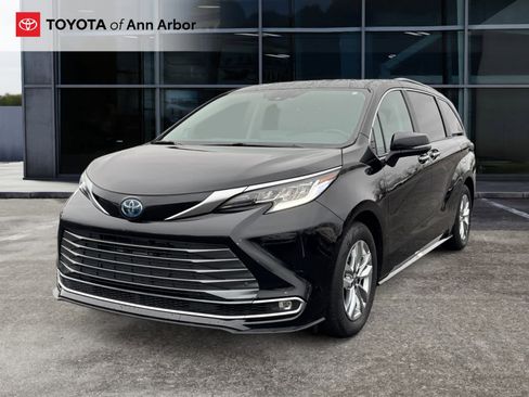 Used 2023 Toyota Sienna Limited image 9