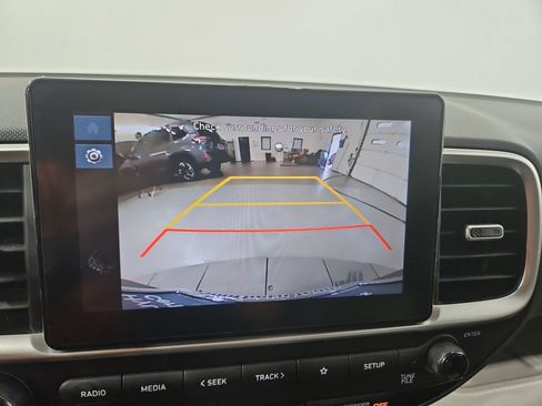 Certified 2025 Hyundai Venue SEL FWD image 21