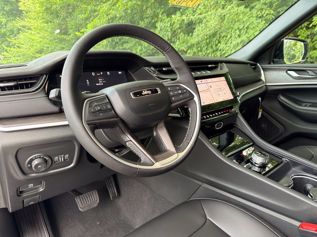 New 2026 Jeep Grand Cherokee Limited w/ Limited Altitude Package AWD/4WD image 3