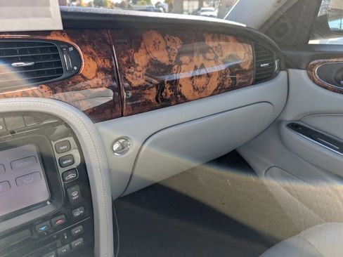 Used 2004 Jaguar XJ8 image 30