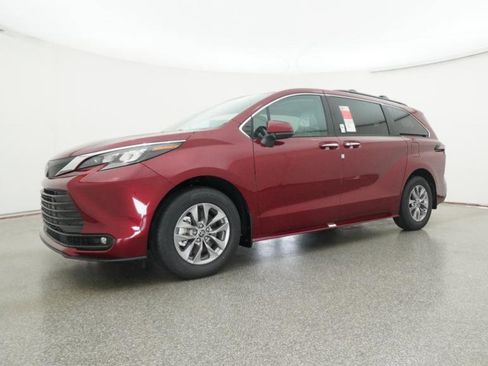 New 2026 Toyota Sienna XLE image 6