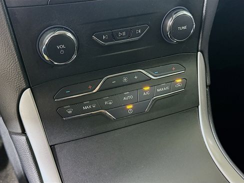 Used 2019 Ford Edge SEL image 23