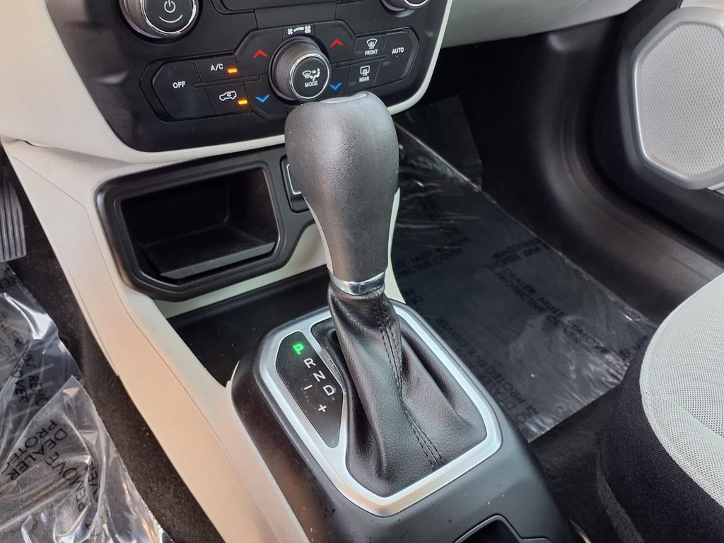 Used 2019 Jeep Renegade Latitude FWD image 6