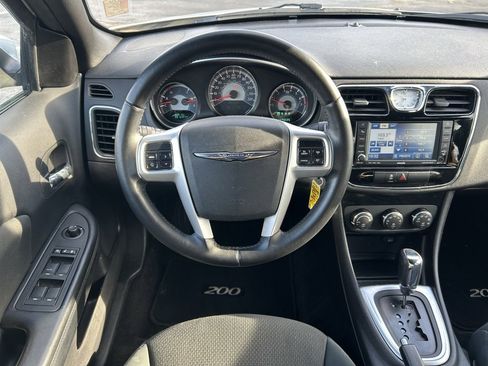 Used 2011 Chrysler 200 Touring image 3