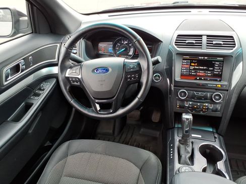 Used 2016 Ford Explorer XLT w/ Equipment Group 201A AWD/4WD image 17