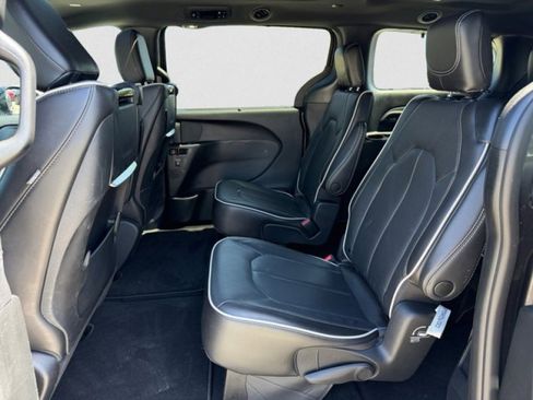 Used 2023 Chrysler Pacifica Limited w/ Uconnect Theater Family Group AWD/4WD image 18