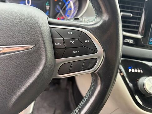 Used 2018 Chrysler Pacifica Touring-L image 16