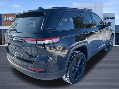 Used 2023 Jeep Grand Cherokee Altitude image 5