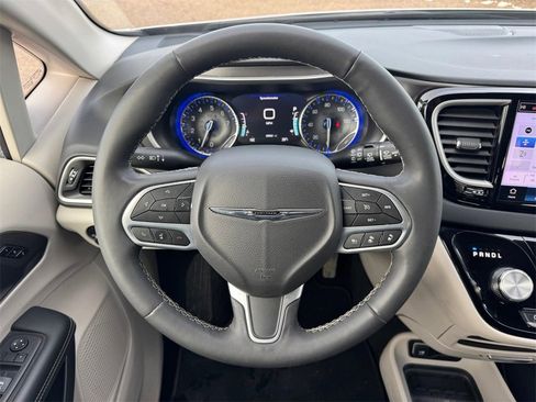 Used 2024 Chrysler Pacifica Touring-L image 12