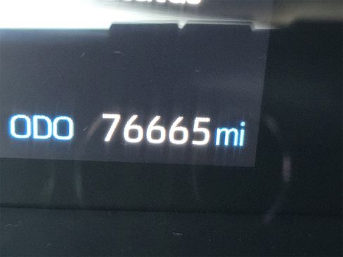 Used 2021 Toyota Highlander LE image 6