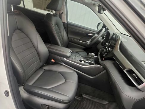 Used 2024 Toyota Highlander XLE AWD/4WD image 31