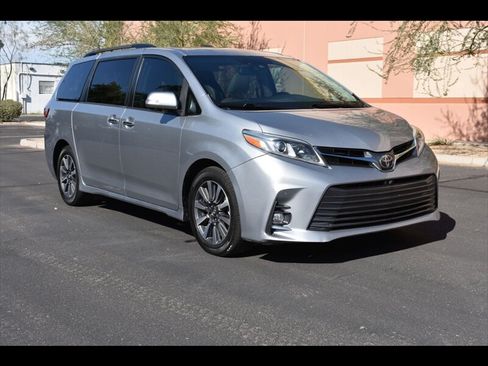Used 2018 Toyota Sienna Limited Premium w/ Preferred Accessory Package FWD image 2