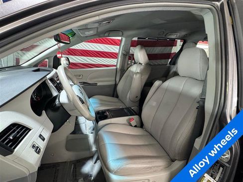 Used 2011 Toyota Sienna LE w/ Towing Pkg image 9