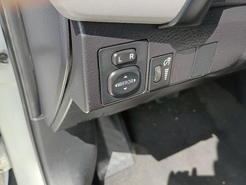 Used 2018 Toyota Corolla LE FWD image 12